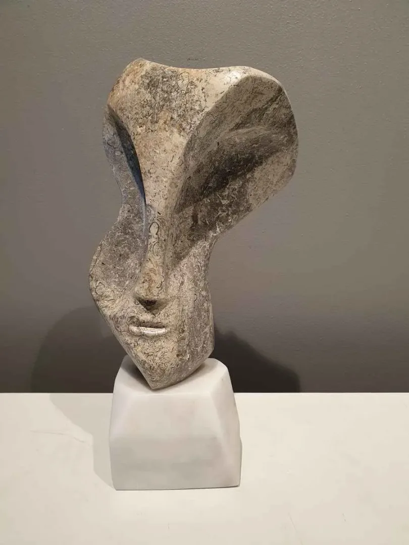 "İsimsiz" eseri DİNÇER GÜNGÖRÜR tarafından 2019 yılında 43x27x14 cm ölçülerinde Mermer tekniği ile yapılmıştır.