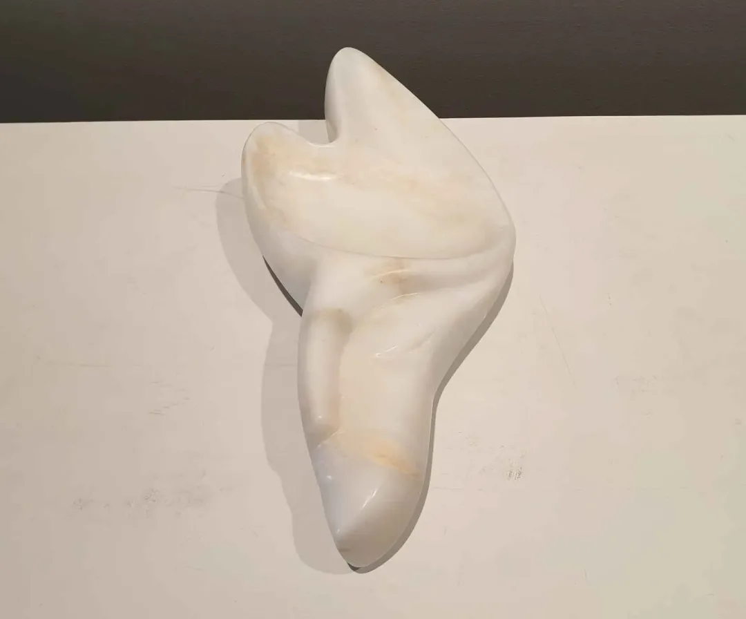 "İsimsiz" eseri DİNÇER GÜNGÖRÜR tarafından 2019 yılında 11x21x44 cm ölçülerinde Mermer tekniği ile yapılmıştır.