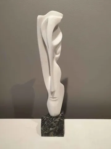 "İsimsiz" eseri DİNÇER GÜNGÖRÜR tarafından 2019 yılında 64x13x13 cm ölçülerinde Mermer tekniği ile yapılmıştır.