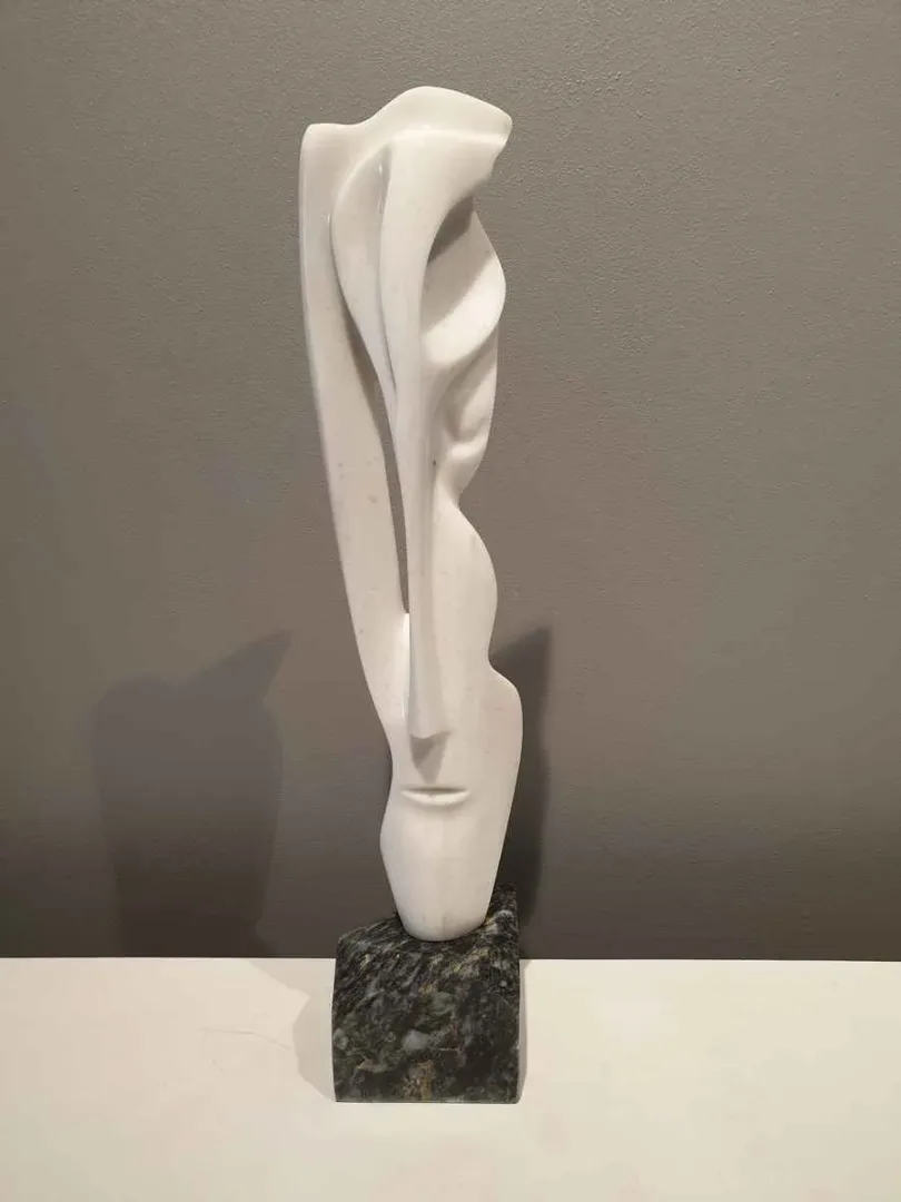 DİNÇER GÜNGÖRÜR — “İsimsiz”, 2019 "İsimsiz" eseri DİNÇER GÜNGÖRÜR tarafından 2019 yılında 64x13x13 cm ölçülerinde Mermer tekniği ile yapılmıştır.