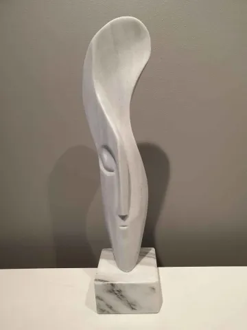 "İsimsiz" eseri DİNÇER GÜNGÖRÜR tarafından 2019 yılında 73x20x17 cm ölçülerinde Mermer tekniği ile yapılmıştır.