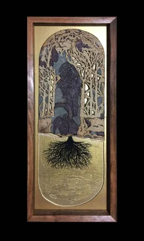 "Kökler" eseri MİNE POYRAZ tarafından 2017 yılında 64x26x4 cm ölçülerinde Seramik Ajur ve Cam Füzyon Tekniği 1200 °C tekniği ile yapılmıştır.