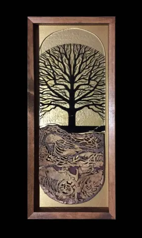 "Kökler" eseri MİNE POYRAZ tarafından 2017 yılında 64x26x4 cm ölçülerinde Seramik Ajur ve Cam Füzyon Tekniği 1200 °C tekniği ile yapılmıştır.