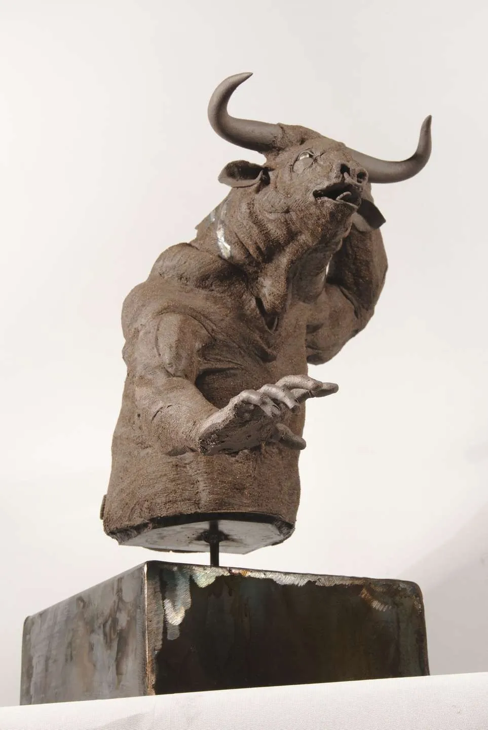 "Limitsiz" eseri BUĞRA ÖZER tarafından 2019 yılında 55x32x42 cm ölçülerinde Stoneware Kil, Serbest elle Şekillendirme 1250°C tekniği ile yapılmıştır.
