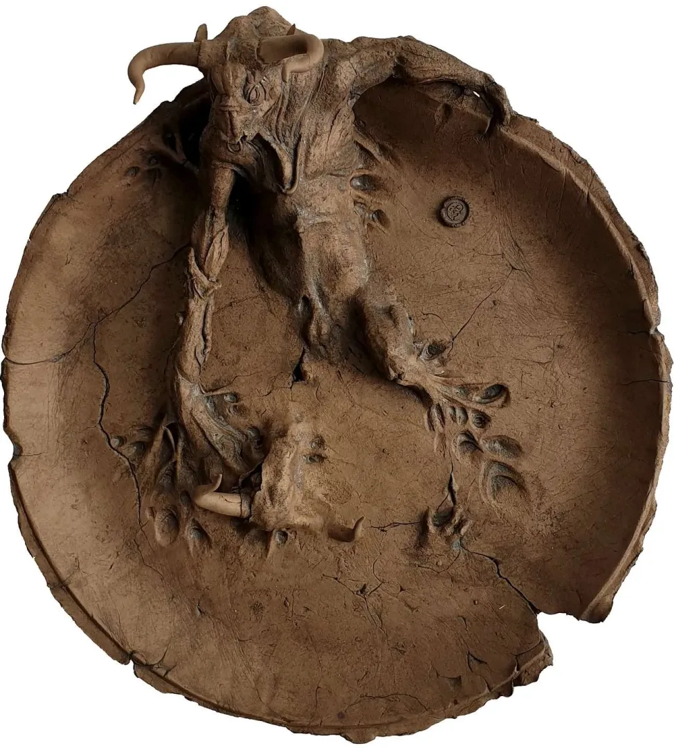 yakınlaştır "Kurtuluş" eseri BUĞRA ÖZER tarafından 2019 yılında 55x14 cm ölçülerinde Stoneware Kil, Serbest elle Şekillendirme 1150°C tekniği ile yapılmıştır.
