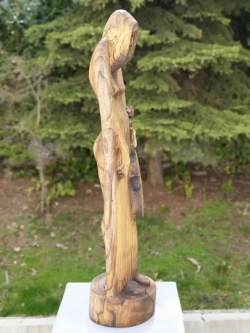 "Müzisyen 4" eseri HAKAN ERASLAN tarafından 2019 yılında 110x33x25 cm ölçülerinde Zeytin Ağacı Yontu tekniği ile yapılmıştır.