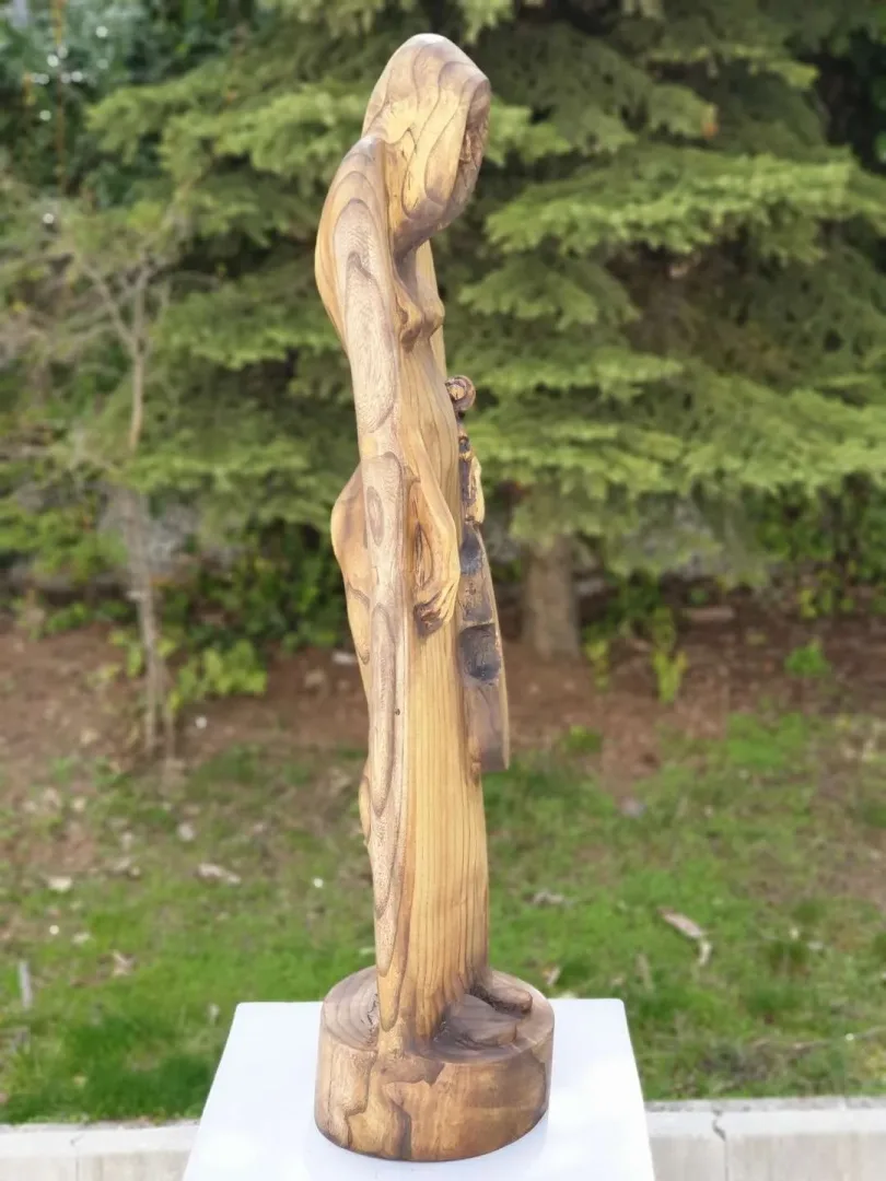 yakınlaştır "Müzisyen 4" eseri HAKAN ERASLAN tarafından 2019 yılında 110x33x25 cm ölçülerinde Zeytin Ağacı Yontu tekniği ile yapılmıştır.
