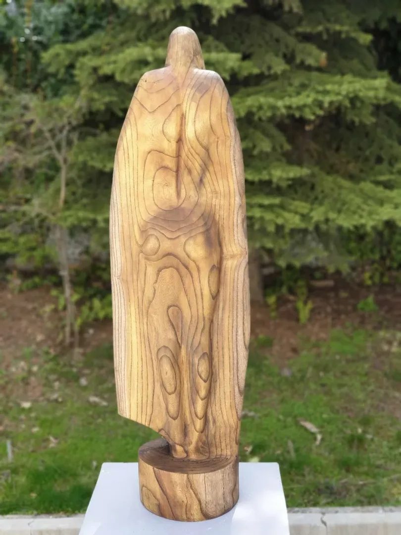 "Müzisyen 5" eseri HAKAN ERASLAN tarafından 2019 yılında 110x33x25 cm ölçülerinde Zeytin Ağacı Yontu tekniği ile yapılmıştır.