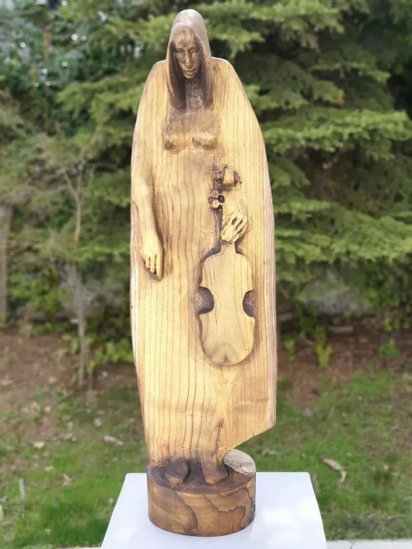 yakınlaştır "Müzisyen 2" eseri HAKAN ERASLAN tarafından 2019 yılında 110x33x25 cm ölçülerinde Zeytin Ağacı Yontu tekniği ile yapılmıştır.