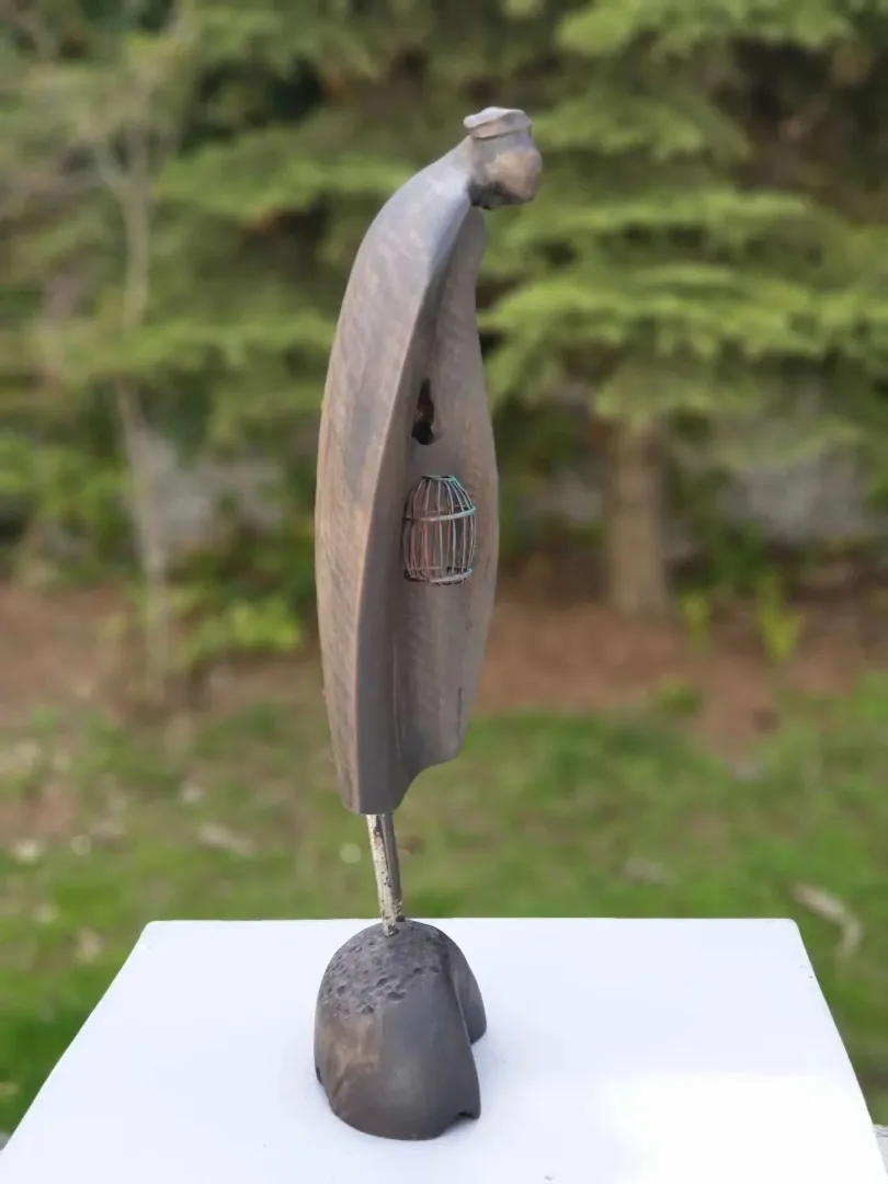yakınlaştır "Tutsak 2" eseri HAKAN ERASLAN tarafından 2019 yılında 55x19x11 cm ölçülerinde Zeytin Ağacı Yontu tekniği ile yapılmıştır.