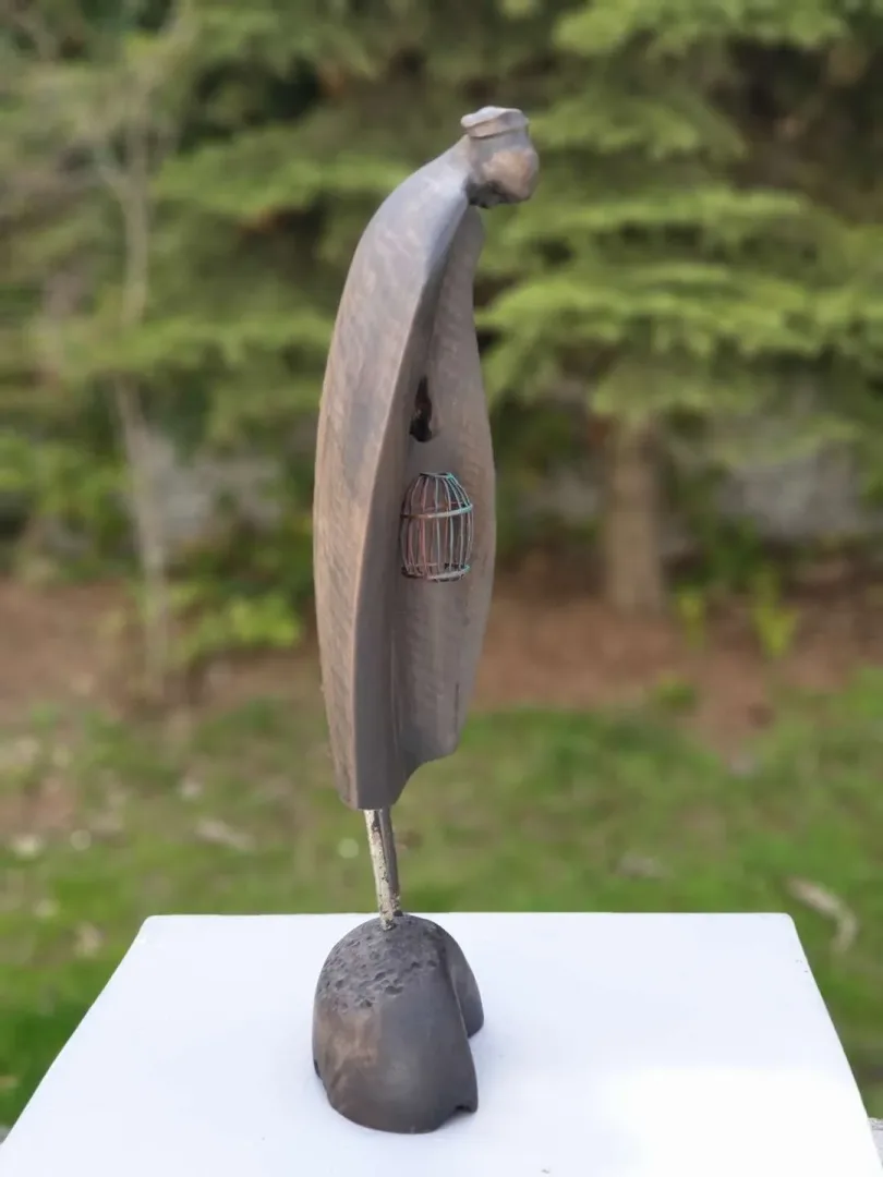 yakınlaştır "Tutsak 2" eseri HAKAN ERASLAN tarafından 2019 yılında 55x19x11 cm ölçülerinde Zeytin Ağacı Yontu tekniği ile yapılmıştır.