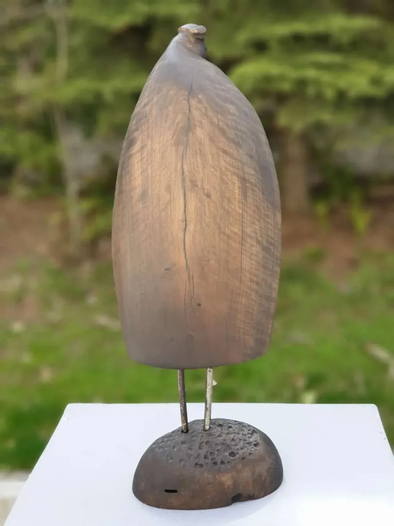 yakınlaştır "Tutsak 2" eseri HAKAN ERASLAN tarafından 2019 yılında 55x19x11 cm ölçülerinde Zeytin Ağacı Yontu tekniği ile yapılmıştır.