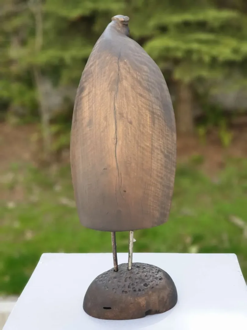 yakınlaştır "Tutsak 2" eseri HAKAN ERASLAN tarafından 2019 yılında 55x19x11 cm ölçülerinde Zeytin Ağacı Yontu tekniği ile yapılmıştır.