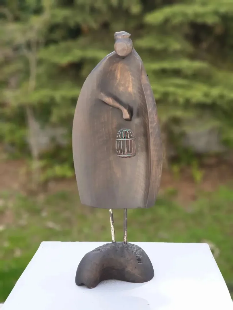 yakınlaştır "Tutsak 2" eseri HAKAN ERASLAN tarafından 2019 yılında 55x19x11 cm ölçülerinde Zeytin Ağacı Yontu tekniği ile yapılmıştır.