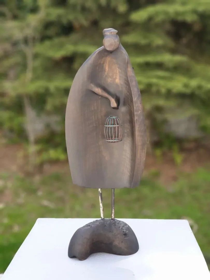 yakınlaştır "Tutsak 2" eseri HAKAN ERASLAN tarafından 2019 yılında 55x19x11 cm ölçülerinde Zeytin Ağacı Yontu tekniği ile yapılmıştır.