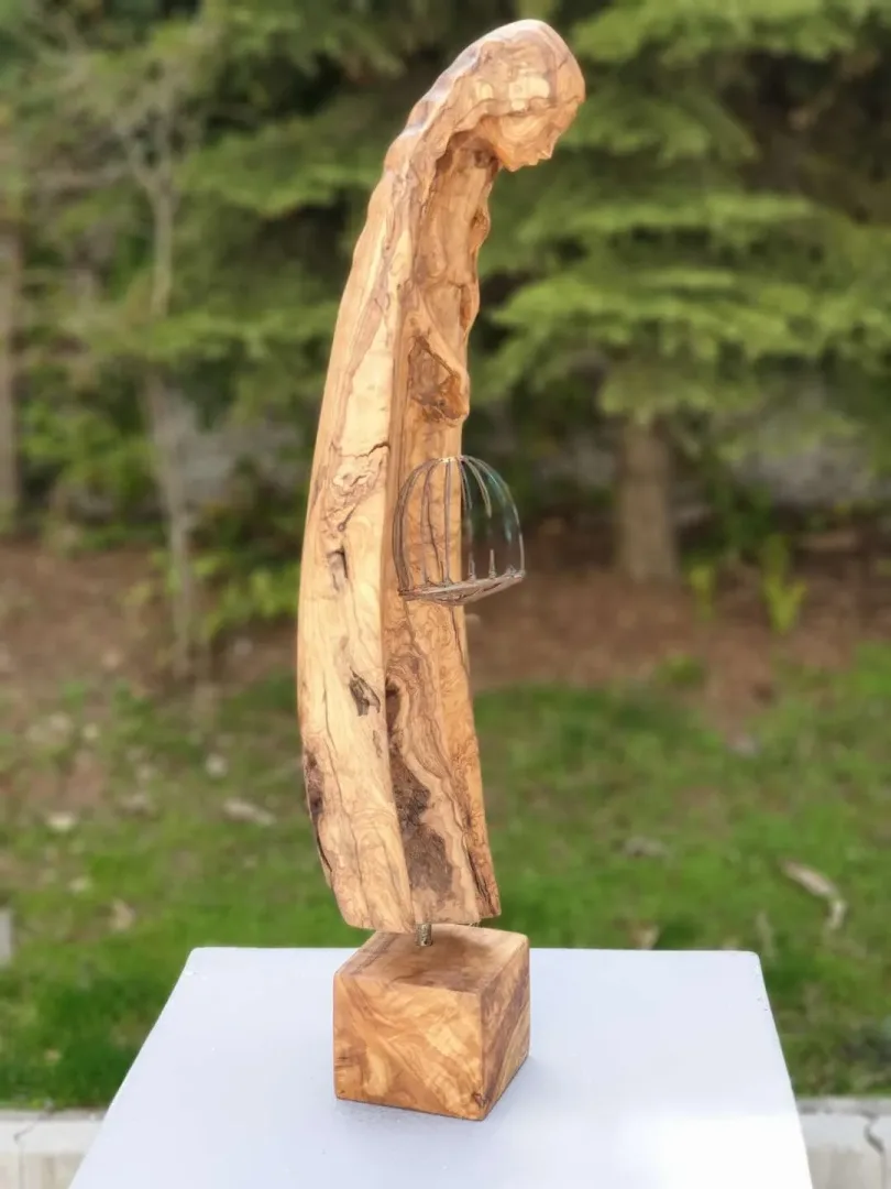 yakınlaştır "Tutsak" eseri HAKAN ERASLAN tarafından 2018 yılında 71x21x16 cm ölçülerinde Zeytin Ağacı Yontu tekniği ile yapılmıştır.