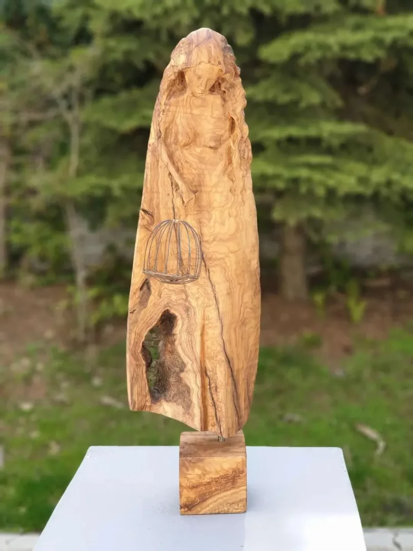 yakınlaştır "Tutsak" eseri HAKAN ERASLAN tarafından 2018 yılında 71x21x16 cm ölçülerinde Zeytin Ağacı Yontu tekniği ile yapılmıştır.