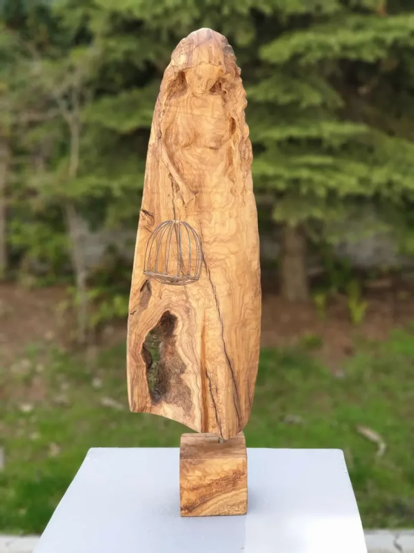 yakınlaştır "Tutsak" eseri HAKAN ERASLAN tarafından 2018 yılında 71x21x16 cm ölçülerinde Zeytin Ağacı Yontu tekniği ile yapılmıştır.