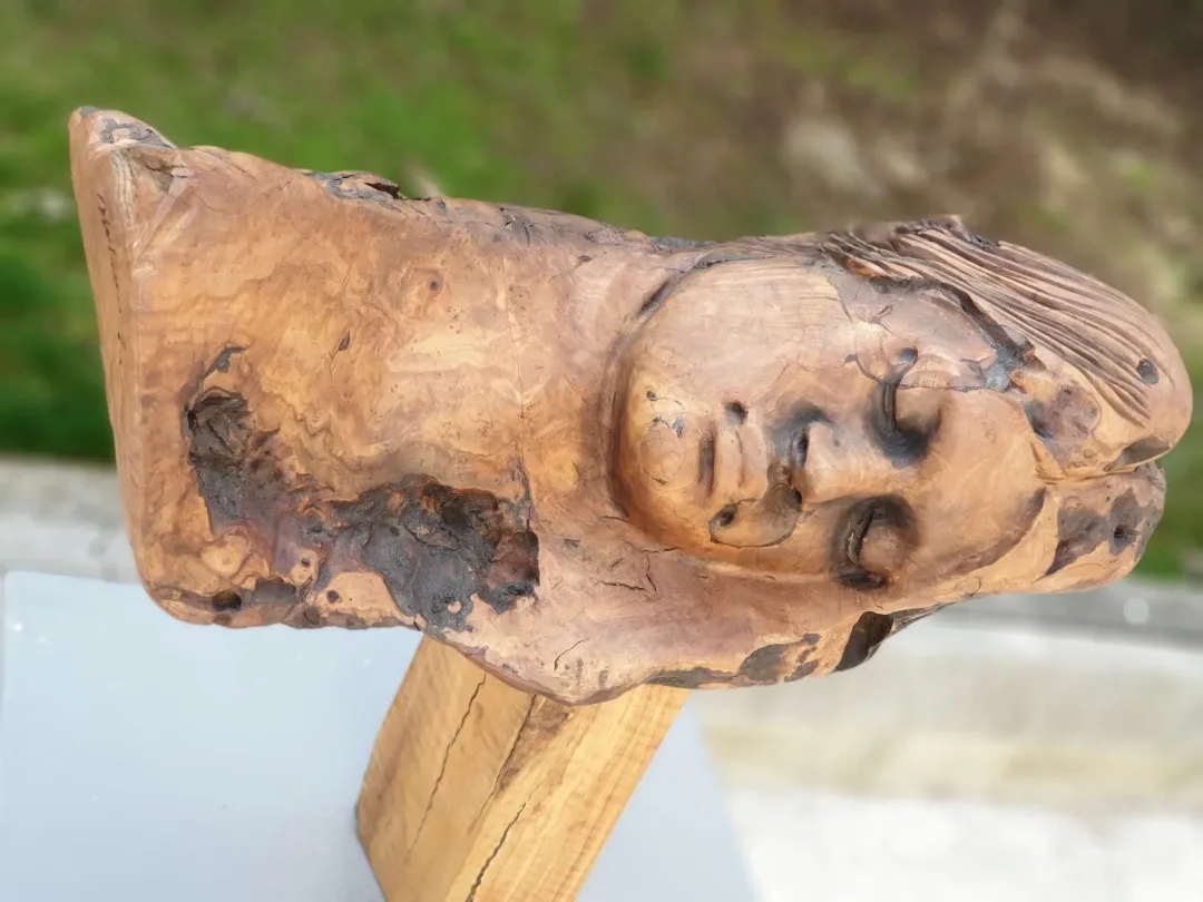 yakınlaştır "Dinlenme 3" eseri HAKAN ERASLAN tarafından 2018 yılında 48x53x23 cm ölçülerinde Zeytin Ağacı Yontu tekniği ile yapılmıştır.