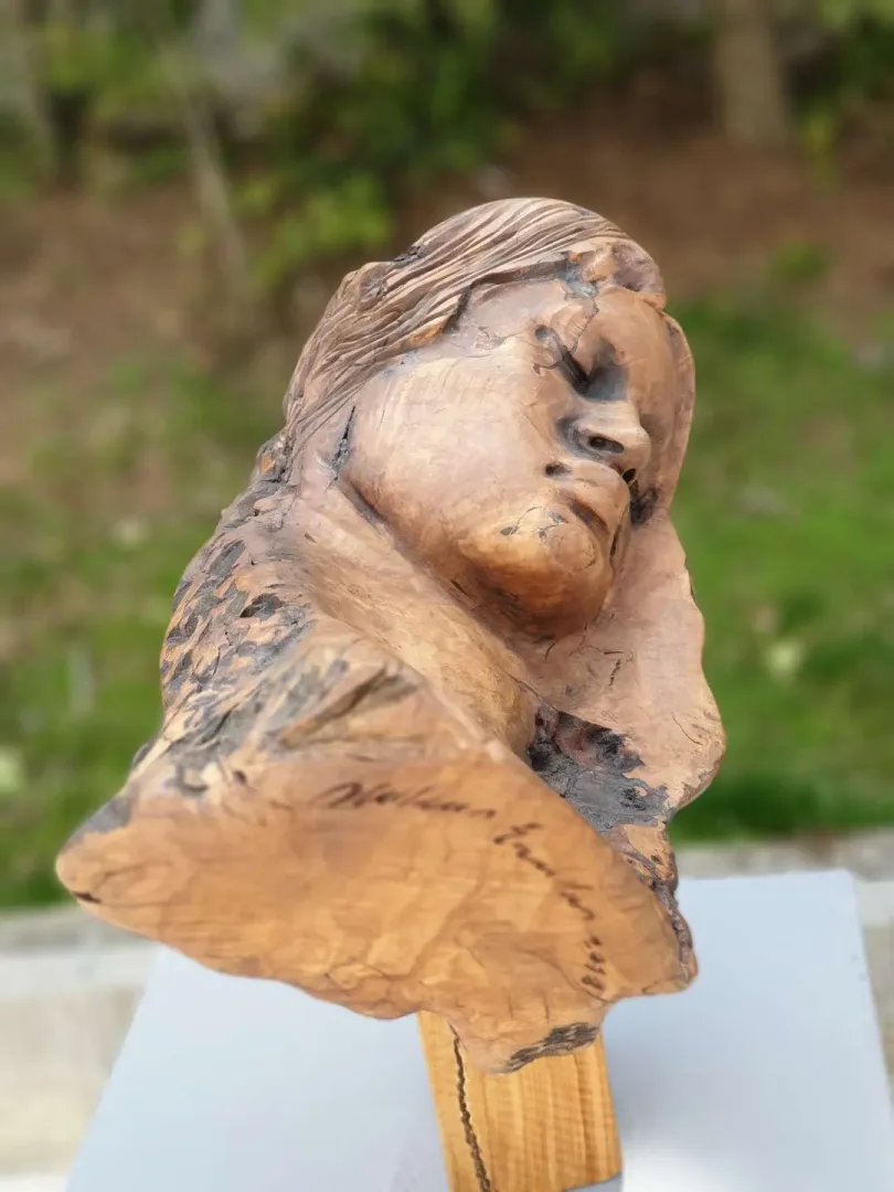 "Dinlenme 3" eseri HAKAN ERASLAN tarafından 2018 yılında 48x53x23 cm ölçülerinde Zeytin Ağacı Yontu tekniği ile yapılmıştır.