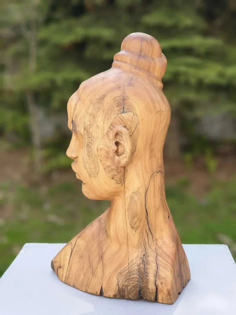 yakınlaştır "Bakış" eseri HAKAN ERASLAN tarafından 2017 yılında 45x28x16 cm ölçülerinde Zeytin Ağacı Yontu tekniği ile yapılmıştır.
