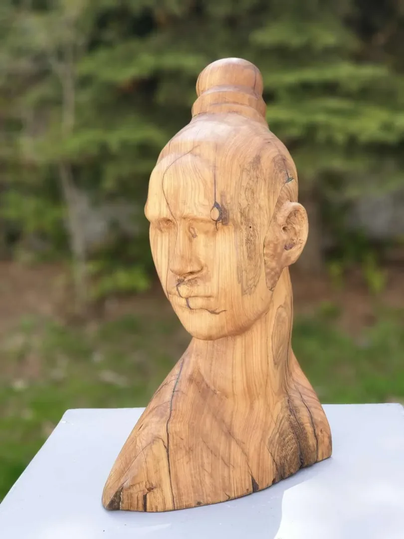 yakınlaştır "Bakış" eseri HAKAN ERASLAN tarafından 2017 yılında 45x28x16 cm ölçülerinde Zeytin Ağacı Yontu tekniği ile yapılmıştır.