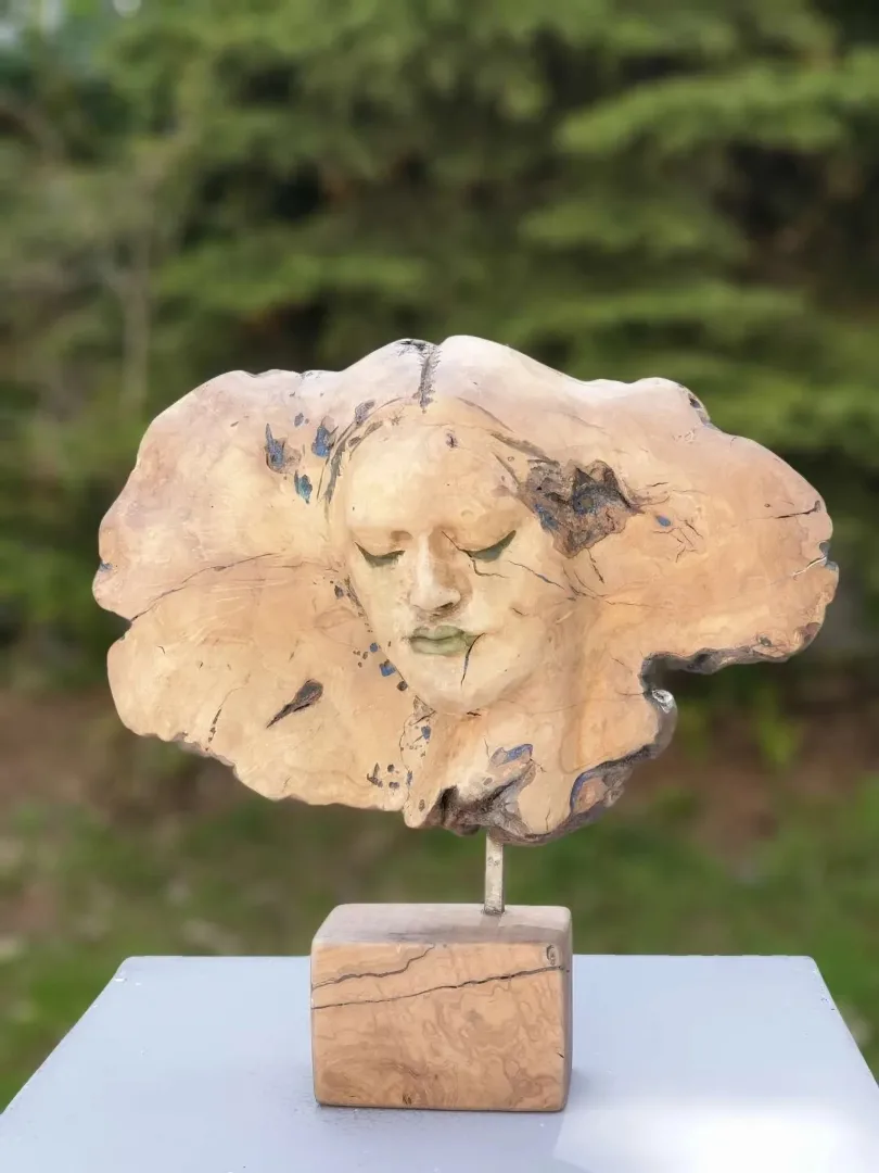 yakınlaştır "Dinlenme 2" eseri HAKAN ERASLAN tarafından 2017 yılında 40x38x17 cm ölçülerinde Zeytin Ağacı Yontu tekniği ile yapılmıştır.