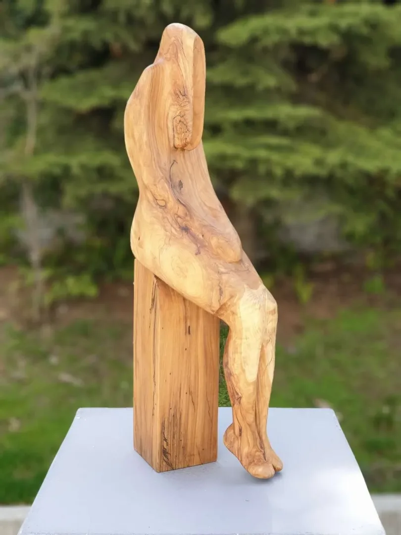 yakınlaştır "Dinlenme" eseri HAKAN ERASLAN tarafından 2016 yılında 66x20x19 cm ölçülerinde Zeytin Ağacı Yontu tekniği ile yapılmıştır.