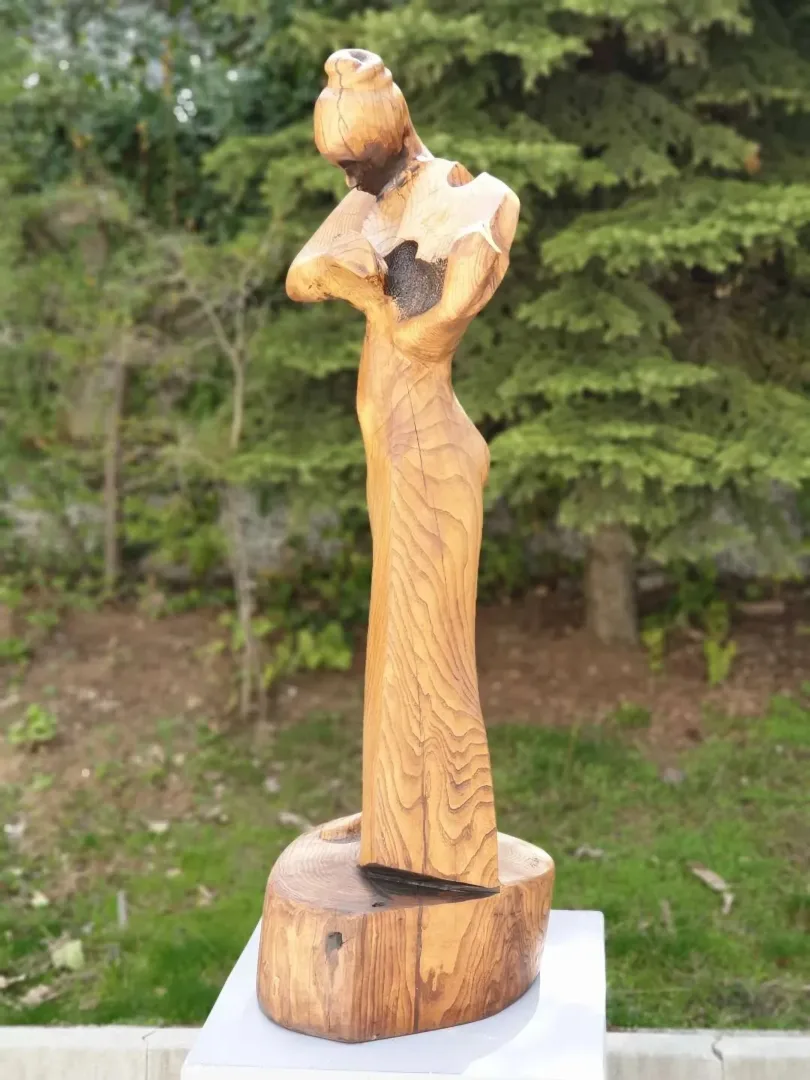 yakınlaştır "Müzisyen" eseri HAKAN ERASLAN tarafından 2015 yılında 112x38x38 cm ölçülerinde Zeytin Ağacı Yontu tekniği ile yapılmıştır.