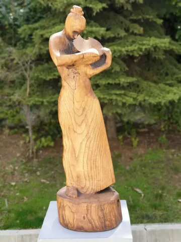 "Müzisyen" eseri HAKAN ERASLAN tarafından 2015 yılında 112x38x38 cm ölçülerinde Zeytin Ağacı Yontu tekniği ile yapılmıştır.