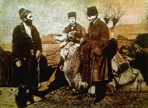 "Deveciler ve Atatürk" eseri HASAN ÇAĞLAYAN tarafından 80x110 cm ölçülerinde Tuval üzeri karışık teknik tekniği ile yapılmıştır.