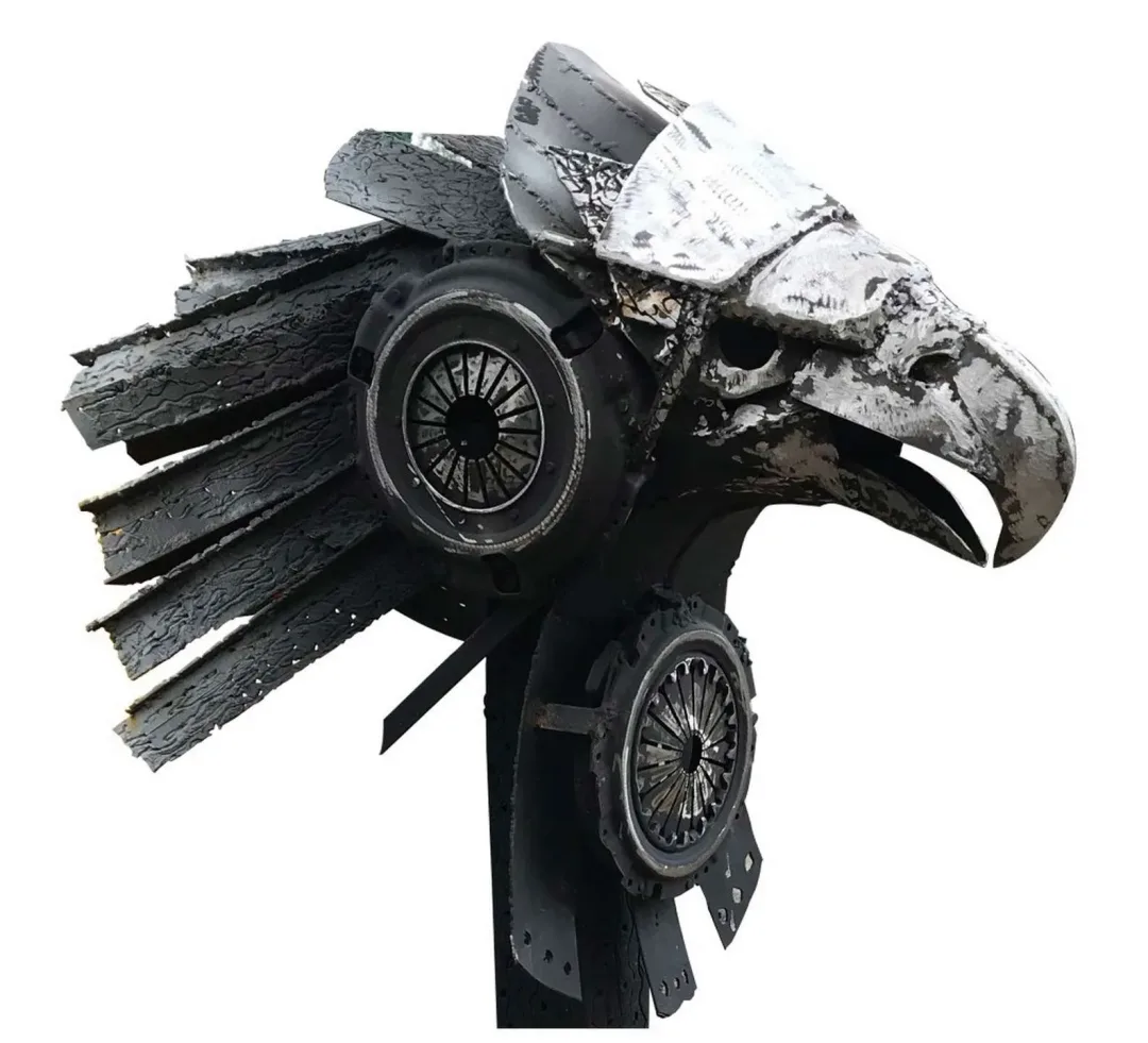 yakınlaştır "Kartal Başı" eseri RIFAT KOÇAK tarafından 145x87x60 cm ölçülerinde Hurda metal tekniği ile yapılmıştır.