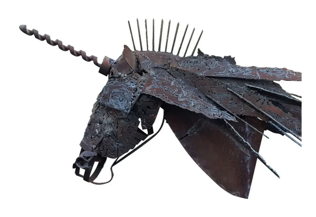 yakınlaştır "At" eseri RIFAT KOÇAK tarafından 100x115x50 cm ölçülerinde Hurda metal tekniği ile yapılmıştır.