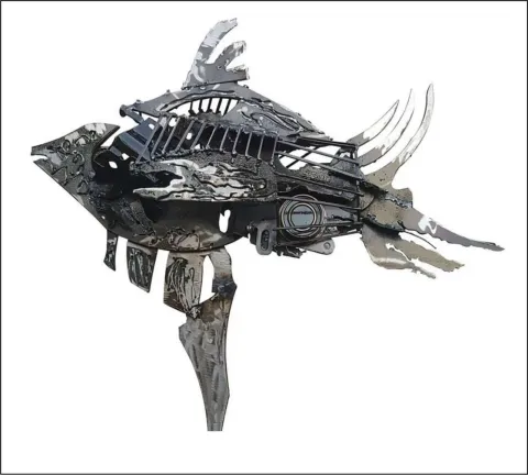 "Küçük Balık" eseri RIFAT KOÇAK tarafından 90x67x30 cm ölçülerinde Hurda metal tekniği ile yapılmıştır.