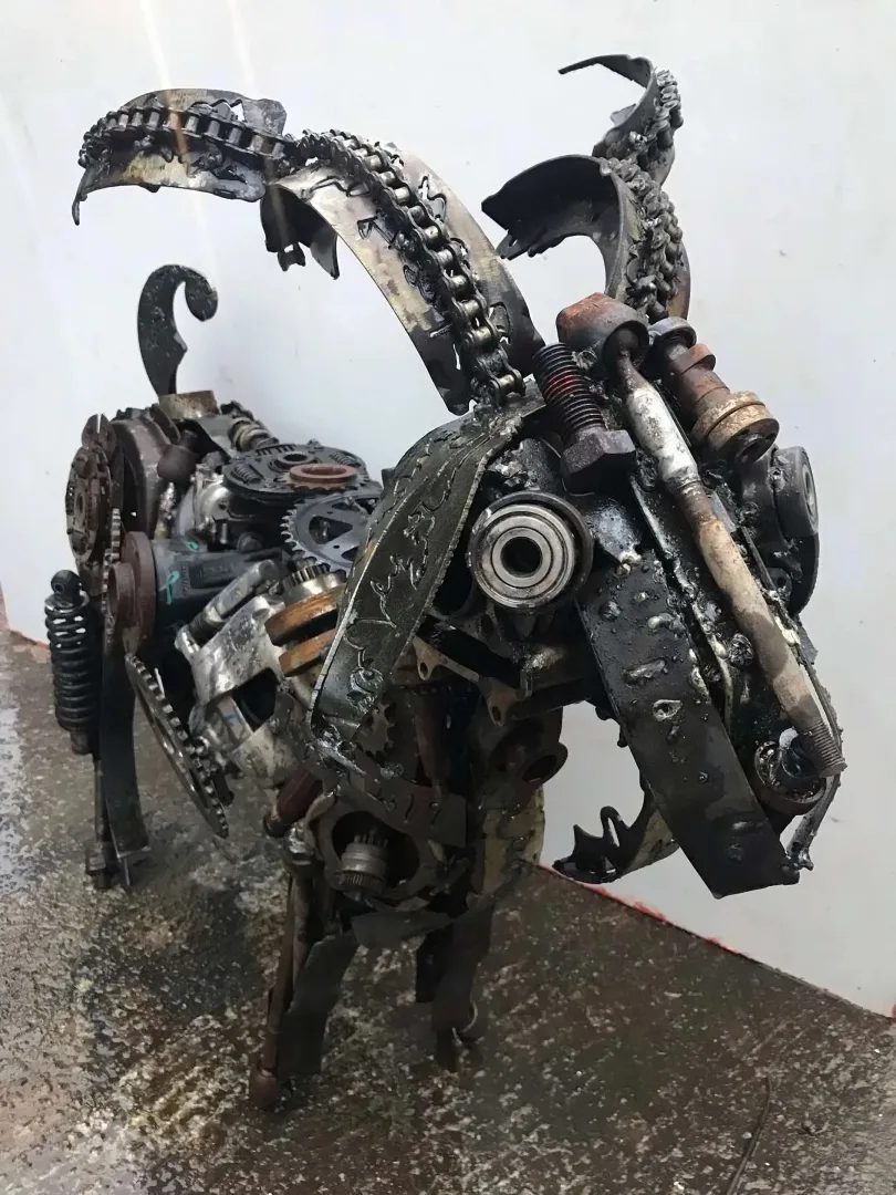 yakınlaştır "Keçi detay" eseri RIFAT KOÇAK tarafından 96x118x47 cm ölçülerinde Hurda metal tekniği ile yapılmıştır.