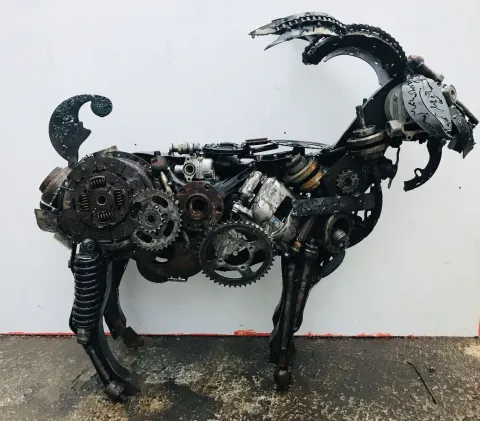 "Keçi" eseri RIFAT KOÇAK tarafından 96x118x47 cm ölçülerinde Hurda metal tekniği ile yapılmıştır.