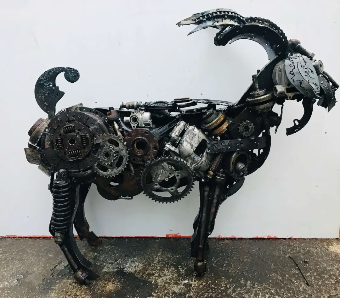 "Keçi" eseri RIFAT KOÇAK tarafından 96x118x47 cm ölçülerinde Hurda metal tekniği ile yapılmıştır.