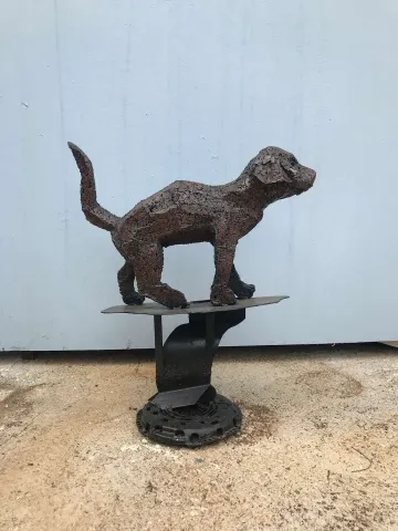"Köpek" eseri RIFAT KOÇAK tarafından 80x72x36 cm ölçülerinde Hurda metal tekniği ile yapılmıştır.
