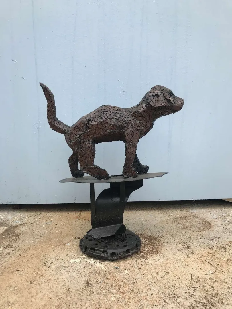 yakınlaştır "Köpek" eseri RIFAT KOÇAK tarafından 80x72x36 cm ölçülerinde Hurda metal tekniği ile yapılmıştır.
