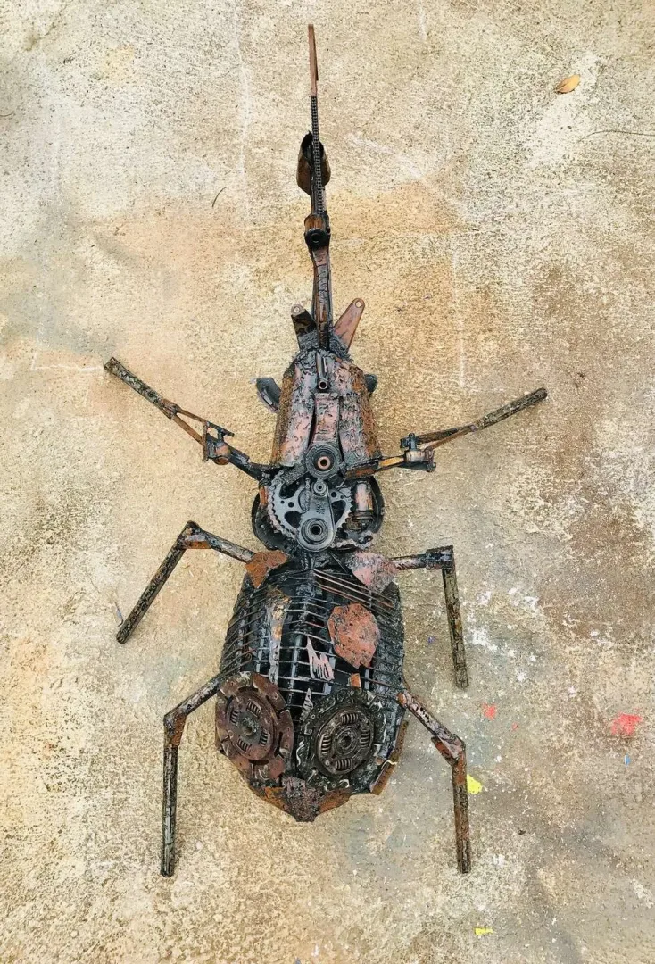 yakınlaştır "Herkül böceği" eseri RIFAT KOÇAK tarafından 176x104x51 cm ölçülerinde Hurda metal tekniği ile yapılmıştır.