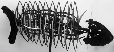 "Sarmal Balık" eseri RIFAT KOÇAK tarafından 145x145x45 cm ölçülerinde Hurda metal tekniği ile yapılmıştır.