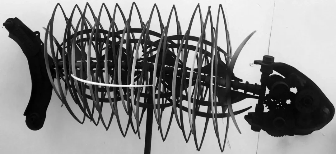 yakınlaştır "Sarmal Balık" eseri RIFAT KOÇAK tarafından 145x145x45 cm ölçülerinde Hurda metal tekniği ile yapılmıştır.