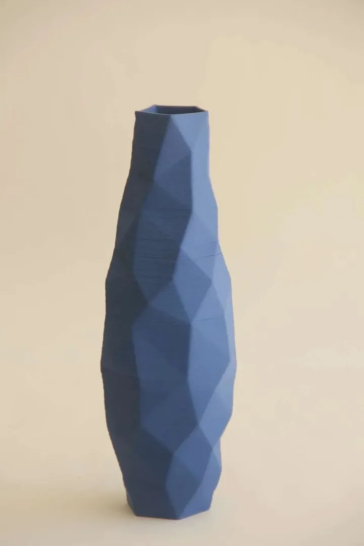 yakınlaştır "Blue Poly Vase" eseri SANVER ÖZGÜVEN tarafından 2018 yılında 30x10x10 cm ölçülerinde Üç Boyutlu Seramik Yazıcı ile Şekillendirme 1230 °C tekniği ile yapılmıştır.