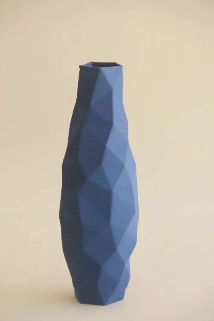 yakınlaştır "Blue Poly Vase" eseri SANVER ÖZGÜVEN tarafından 2018 yılında 30x10x10 cm ölçülerinde Üç Boyutlu Seramik Yazıcı ile Şekillendirme 1230 °C tekniği ile yapılmıştır.