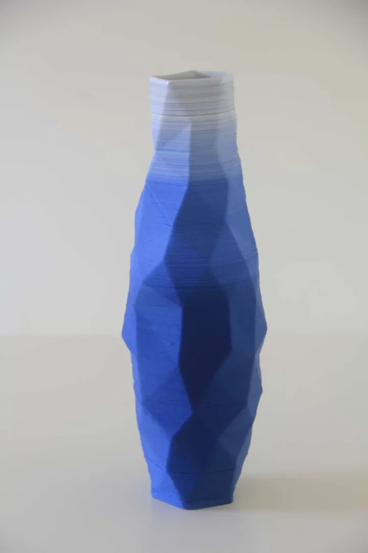 yakınlaştır "Blue White Poly Vase" eseri SANVER ÖZGÜVEN tarafından 2018 yılında 30x10x10 cm ölçülerinde Üç Boyutlu Seramik Yazıcı ile Şekillendirme 1230 °C tekniği ile yapılmıştır.