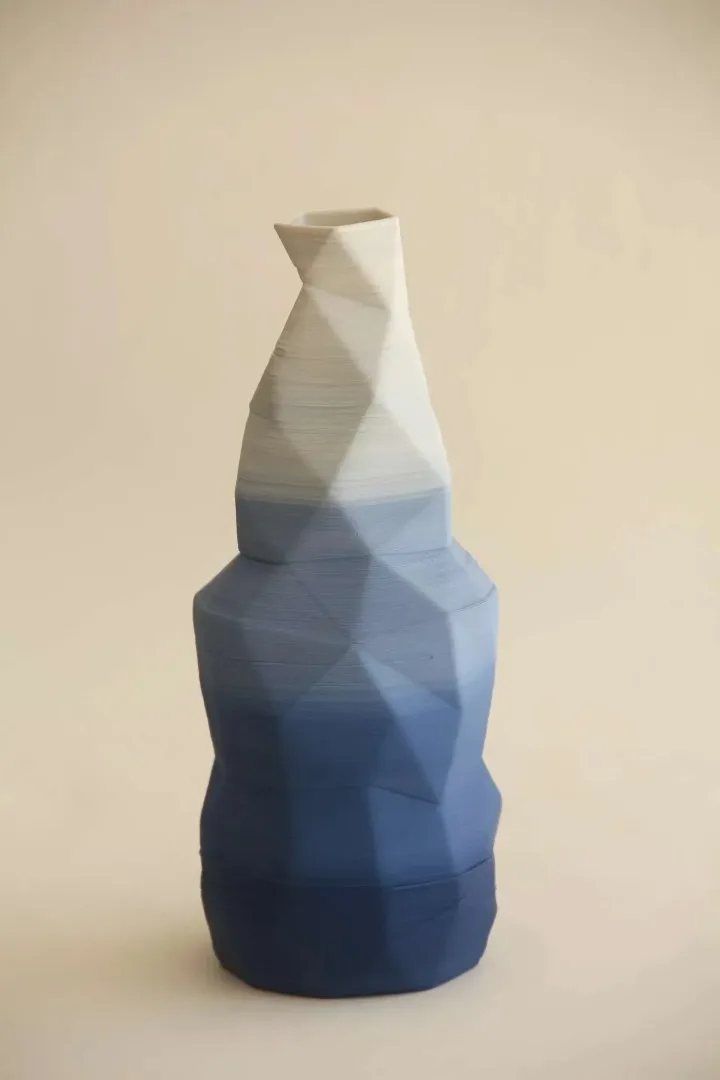 "Blue White Poly Vase" eseri SANVER ÖZGÜVEN tarafından 2019 yılında 30x12x11 cm ölçülerinde Üç Boyutlu Seramik Yazıcı ile Şekillendirme 1230 °C tekniği ile yapılmıştır.
