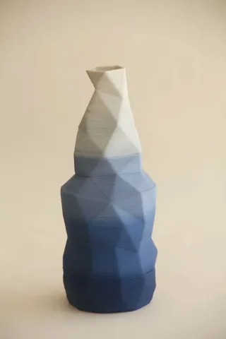 "Blue White Poly Vase" eseri SANVER ÖZGÜVEN tarafından 2019 yılında 30x12x11 cm ölçülerinde Üç Boyutlu Seramik Yazıcı ile Şekillendirme 1230 °C tekniği ile yapılmıştır.