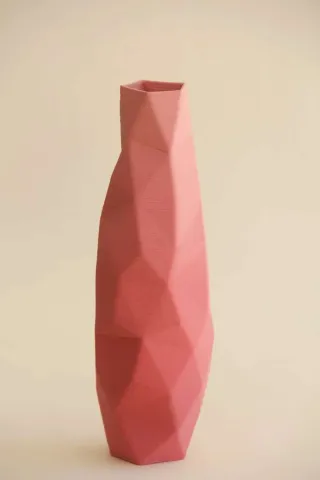 SANVER ÖZGÜVEN — “Pink Poly Vase”, 2018 "Pink Poly Vase" eseri SANVER ÖZGÜVEN tarafından 2018 yılında 30x10x10 cm ölçülerinde Üç Boyutlu Seramik Yazıcı ile Şekillendirme 1230 °C tekniği ile yapılmıştır.