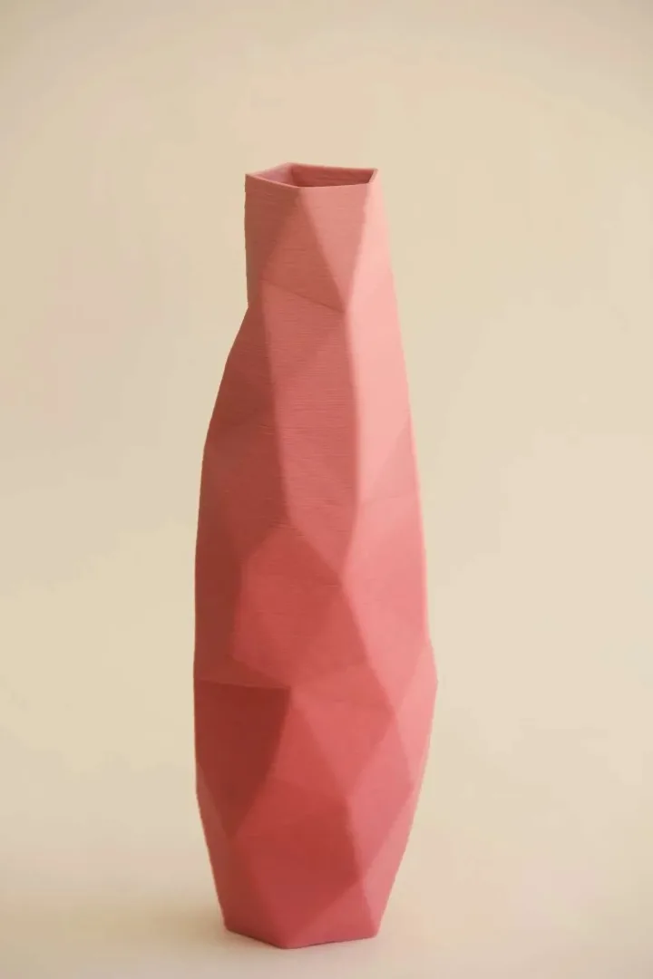 yakınlaştır "Pink Poly Vase" eseri SANVER ÖZGÜVEN tarafından 2018 yılında 30x10x10 cm ölçülerinde Üç Boyutlu Seramik Yazıcı ile Şekillendirme 1230 °C tekniği ile yapılmıştır.