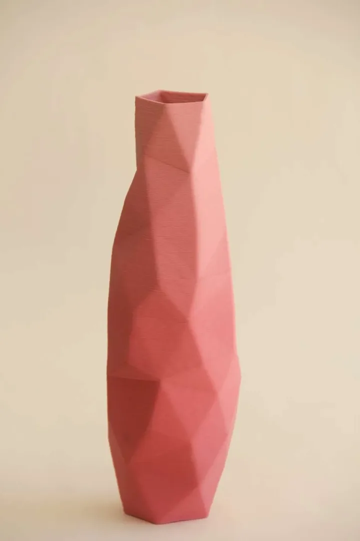 yakınlaştır "Pink Poly Vase" eseri SANVER ÖZGÜVEN tarafından 2018 yılında 30x10x10 cm ölçülerinde Üç Boyutlu Seramik Yazıcı ile Şekillendirme 1230 °C tekniği ile yapılmıştır.